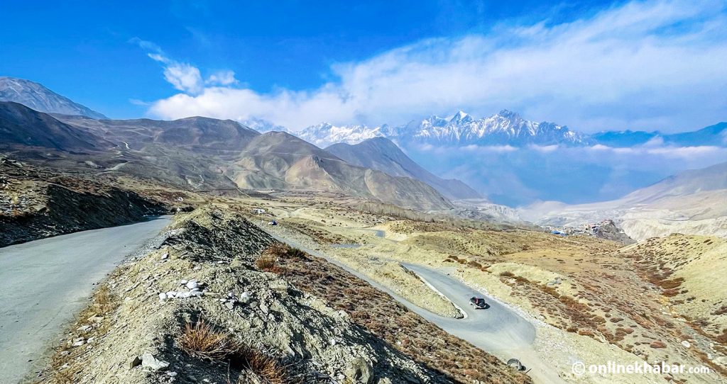 File: The road to Muktinath, Mustang