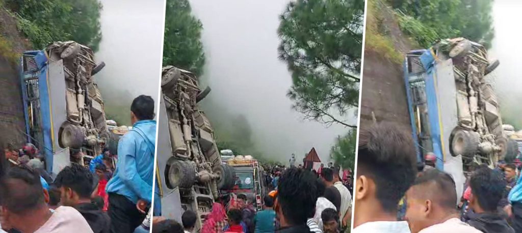 A bus falls off the road in Bhimphedi of Makawanpur on Thursday, September 22, 2022. 