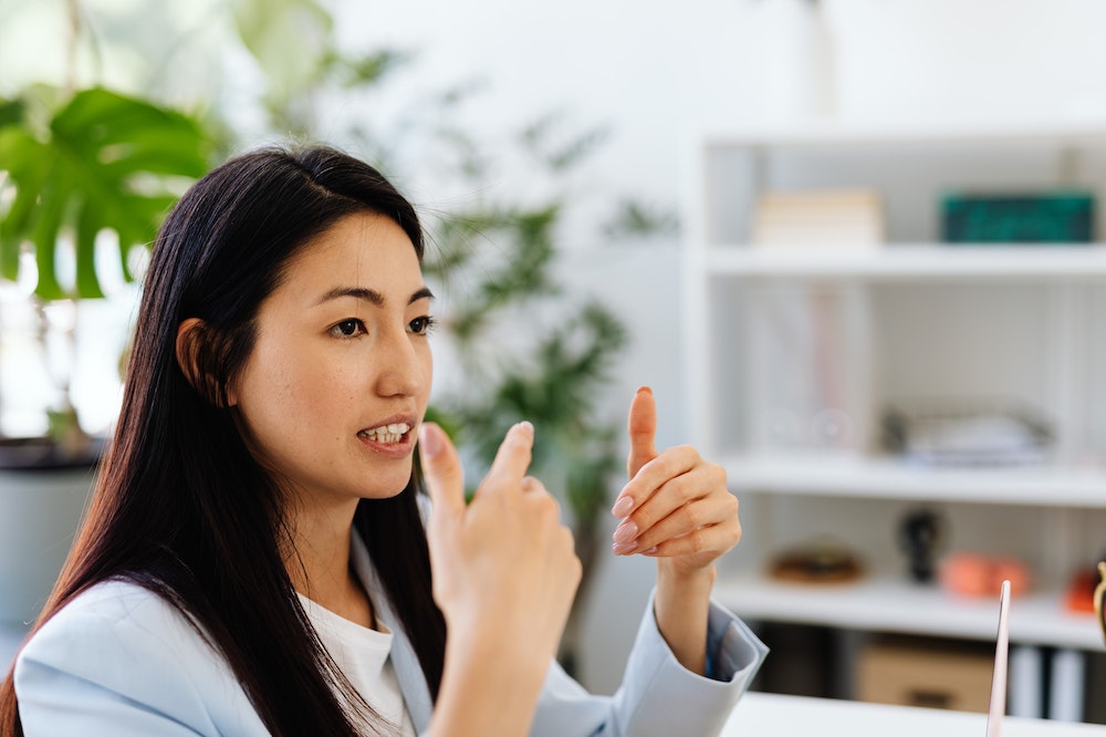 non verbal communication with talking and presentation skills