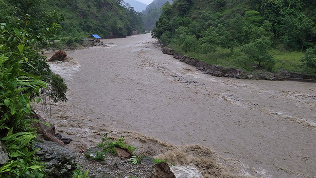 Landslide dams Tamor eastern Nepal, river changes course