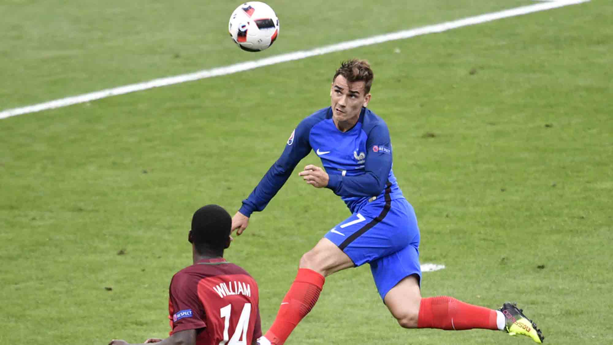 France's forward Antoine Griezmann (R) vies for the ball with Portugal's midfielder William Carvalho during the Euro 2016 final football match between Portugal and France at the Stade de France in Saint-Denis, north of Paris, on July 10, 2016. / AFP / PHILIPPE LOPEZ (Photo credit should read PHILIPPE LOPEZ/AFP/Getty Images)