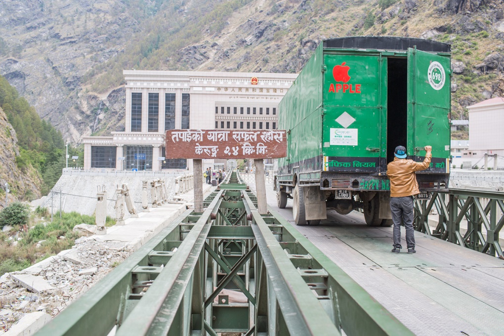 File: A truck preparing to enter into China at Nepal's border to Tibet in Rasuwagadhi border point