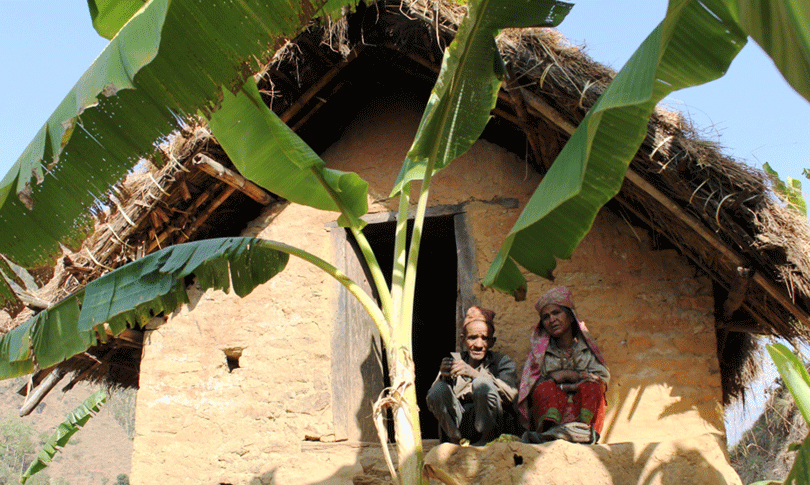 फाइल: गरिबीमा बाँचिरहेको परिवार