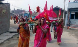 Defying patriarchal norms, five Dhanusha women carry their dad’s body to ghat