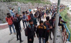 450 Nepalis waiting in Dharchula to enter Darchula