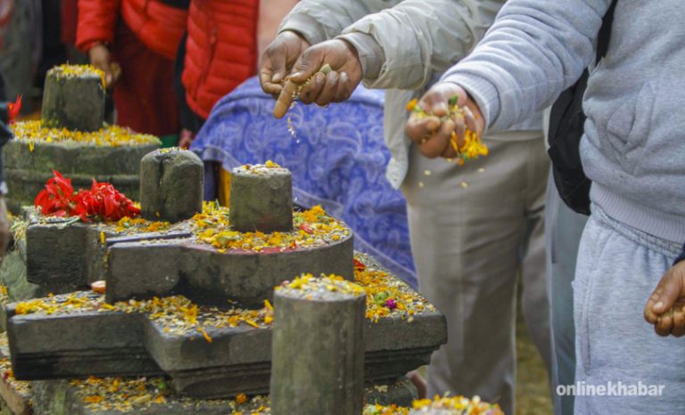 File: Hindus participate in a Balachaturdashi ritual in the Pashupatinath area.