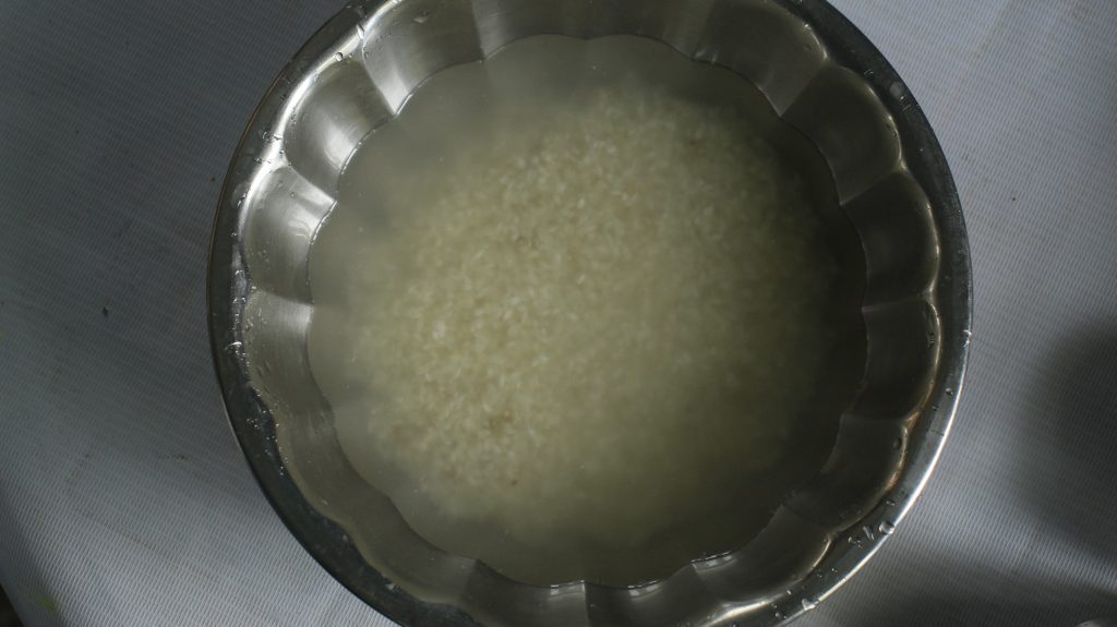 Soaking rice in water for khir