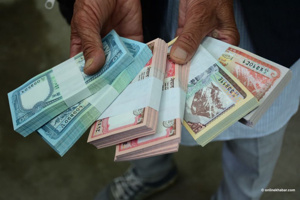 People receive new banknotes before Dashain