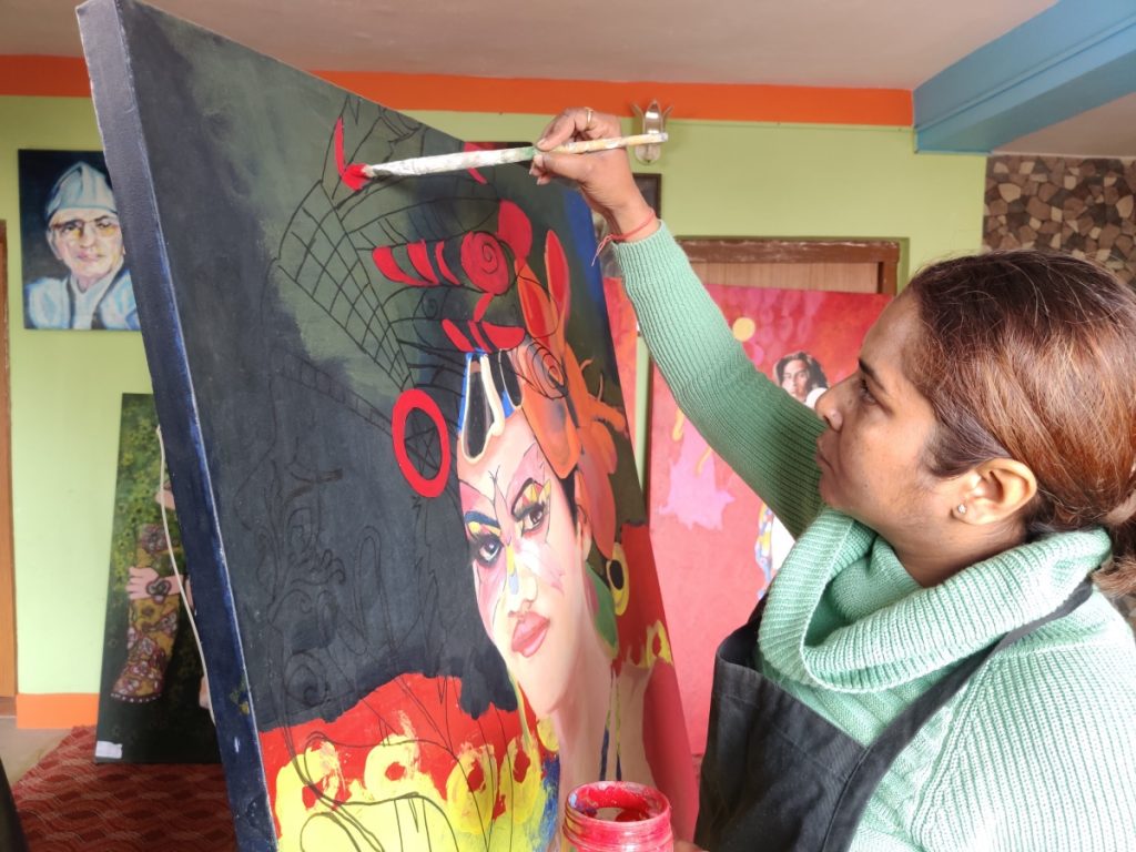 Sapana Shah doing her paintings