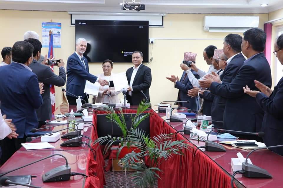 Officials of the Global Green Growth Initiative (GGGI) and Nepal Electricity Authority (NEA) sign a partnership agreement in Kathmandu, on May 24, 2022. Photo: GGGI