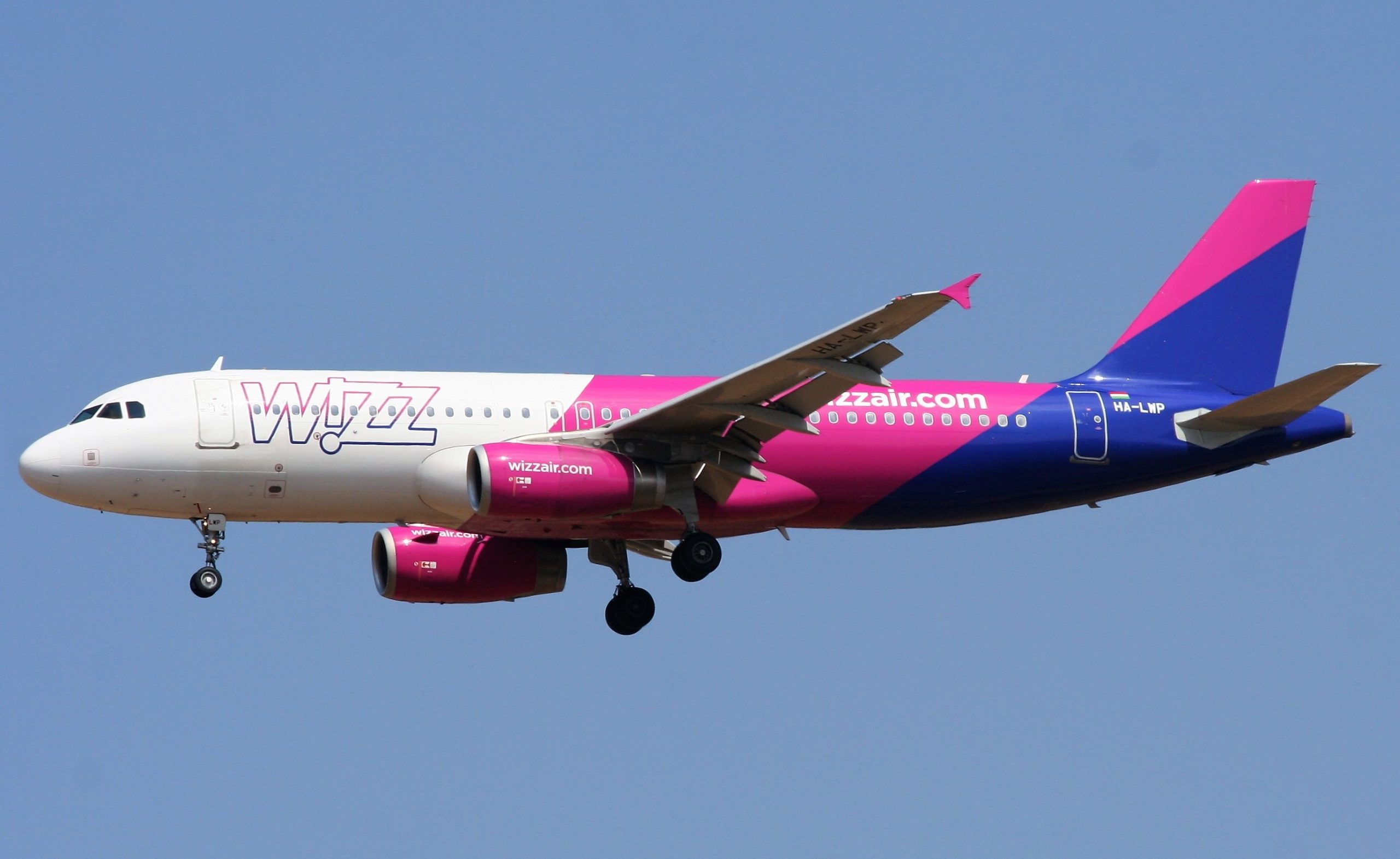 Airbus_A320_of_Wizz_Air_(cropped)