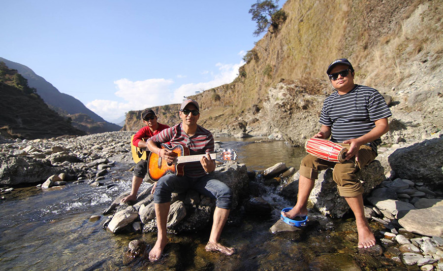 Kandara-Band practicing outdoors