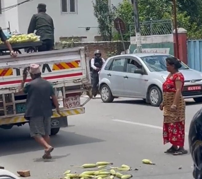 Kathmandu city police launch a crackdown on roadside pavement vendors/street vendors in Baluwatar, on Friday, July 1, 2022. Photo: Social media