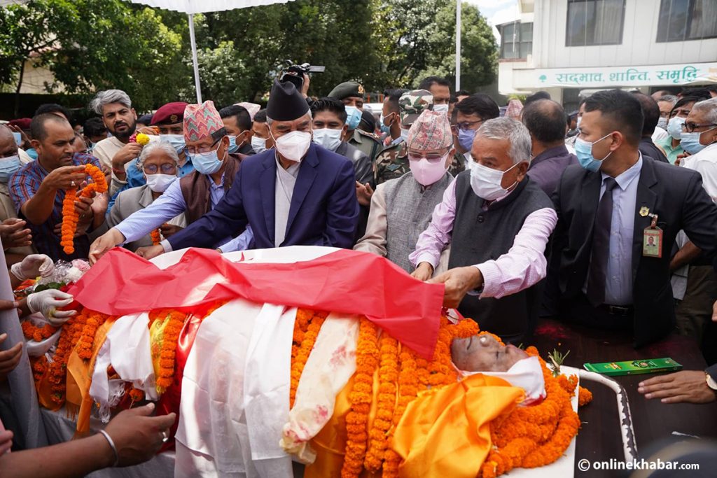 Top Nepali Congress leaders drape the party flag on the body of late Pradip Giri, in Kathmandu, on Sunday, August 21, 2022. Photo: Bikash Shrestha