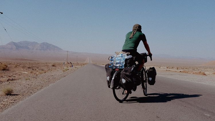 Clément Nothombe : A vélo de la France au Népal en mission pour aider les enfants au Vietnam et au Cambodge