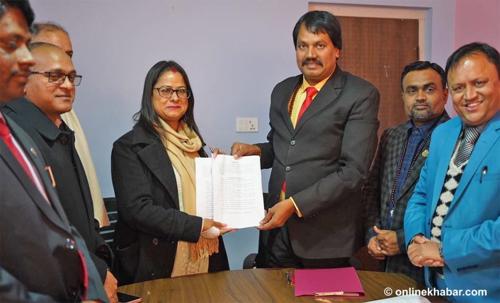 L-R: Nagarik Unmukti Party and Janamat Party chairpersons, Ranjita Shrestha and CK Raut respectively, sign an agreement to forge an alliance, in Kathmandu, on Sunday, January 8, 2022. Photo: Chandra Bahadur Ale