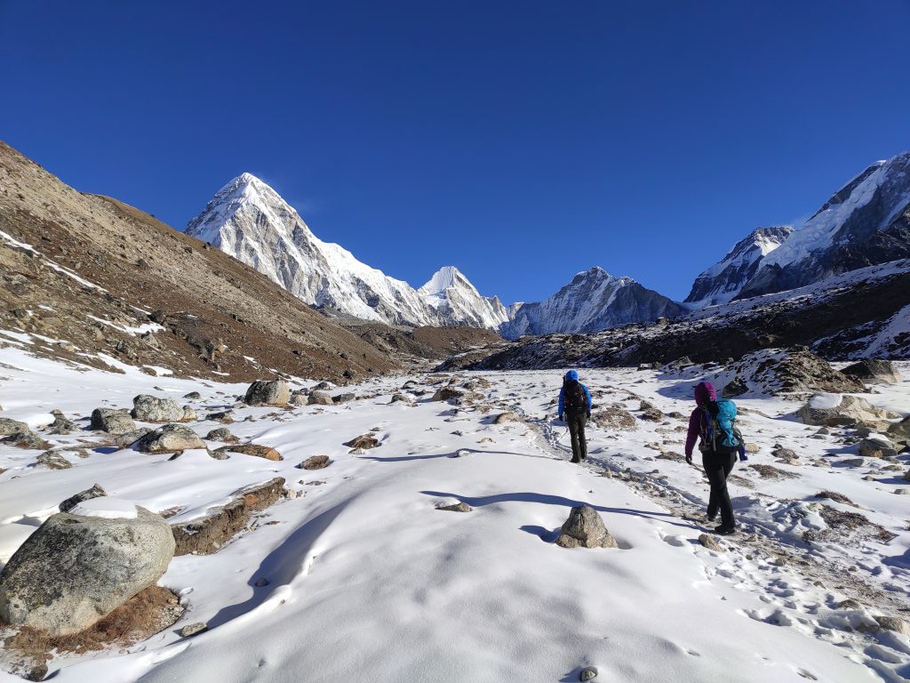 नेपाल एवरेस्ट आधार शिविर ईबीसी में ट्रेकिंग