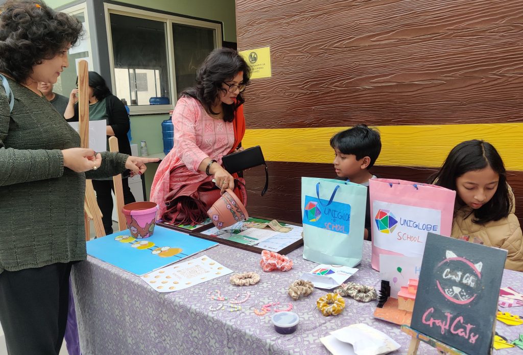 young entrepreneurs set up market after the workshop (4)