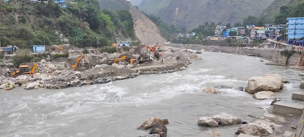 File: The Mahakali river in the Darchula section, bordering India

tuin fall