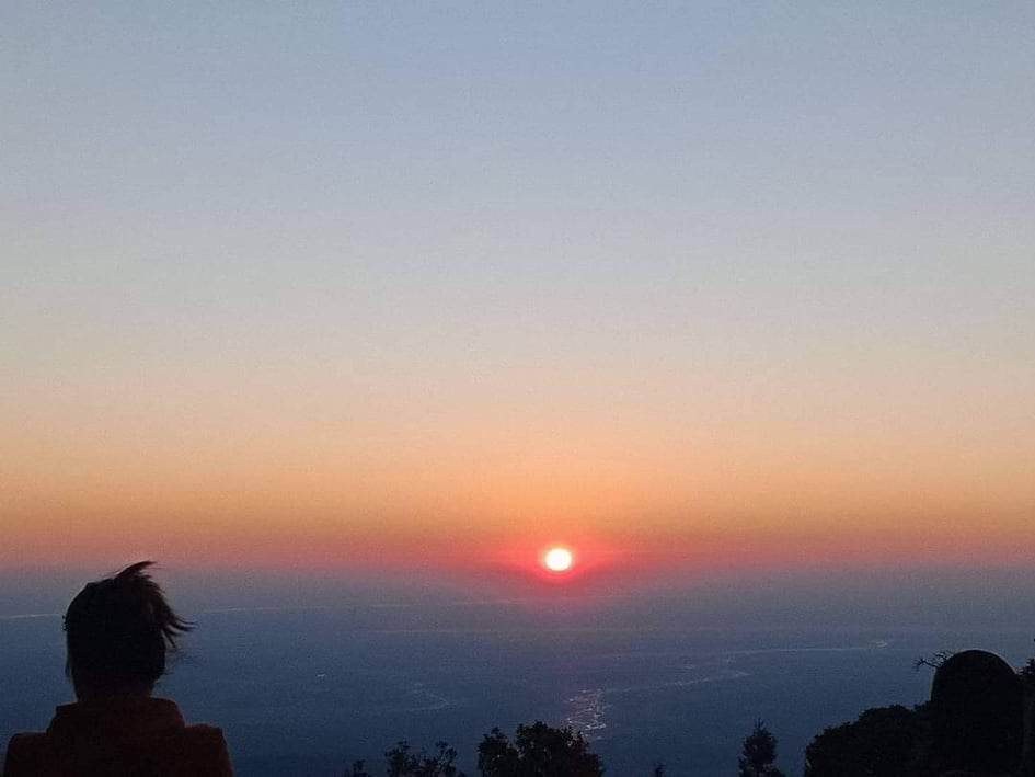 Visitors in Jhandidanda can be acclimatised with a beautiful view of the sunrise and sunset. 