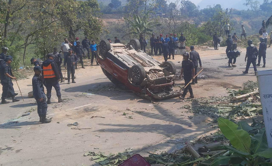 Locals obstruct the Galchhi-Nuwakot-Trishuli road in Dhading, after the murder of a local, on Thursday, May 11, 2023.  Photo: Bikas Rauniar