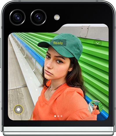 Selfie using the rear camera on the Samsung Galaxy Z Flip5. Photo: Samsung 