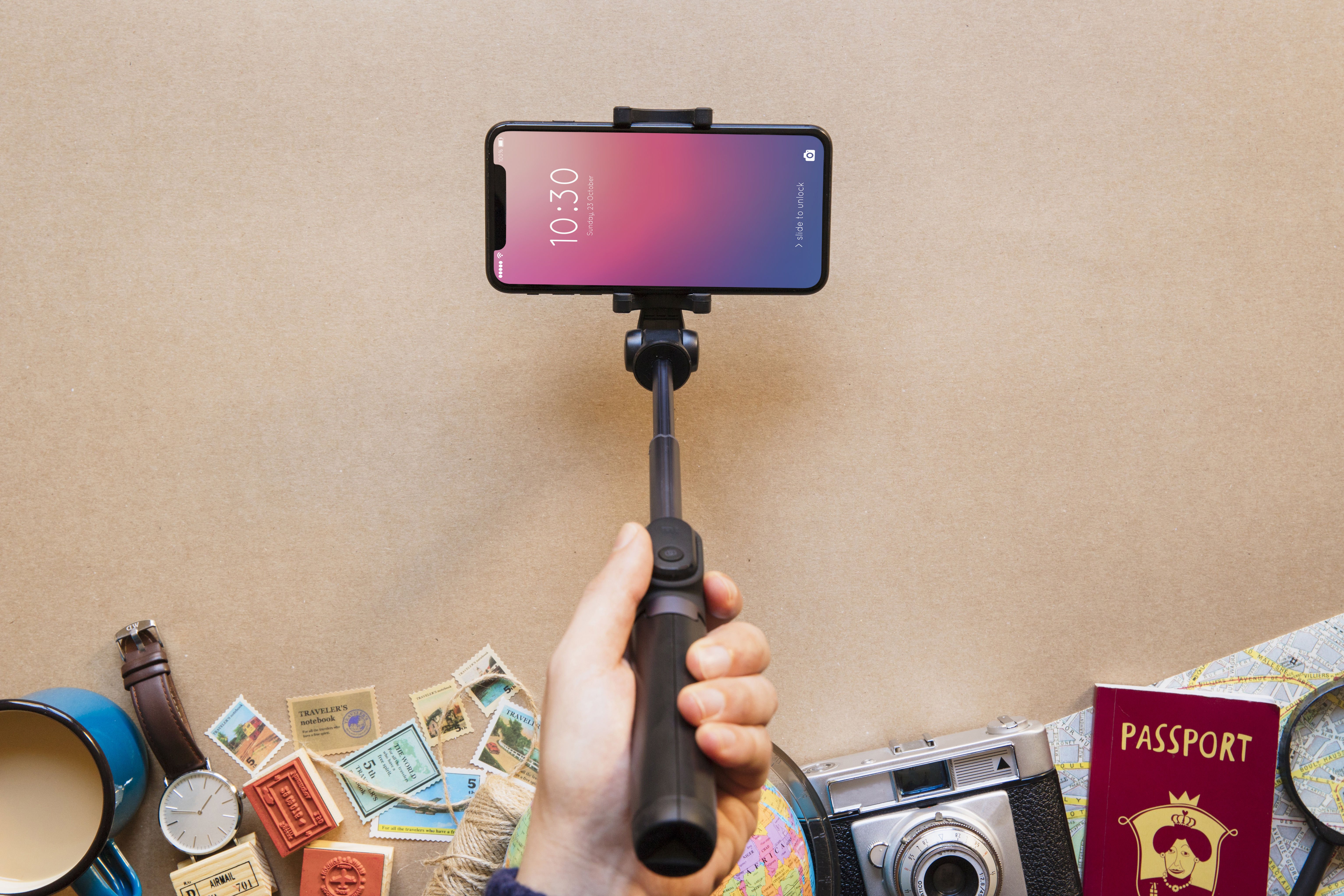 Selfie stick with phone mounted on: Photo: Freepik