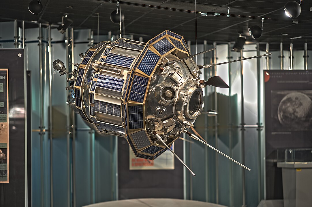 Luna 3 - moon missions in world A 1:1 scale model at the Memorial Museum of Cosmonautics in Moscow.. Photo: Wikimedia Commons 