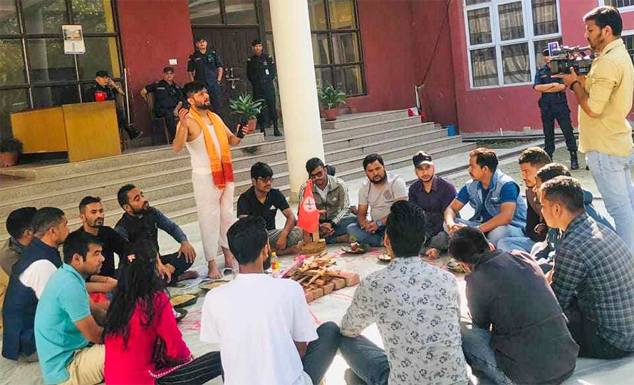 Nepal-student-union-protest vice chancellor office

NSU leaders stage protest