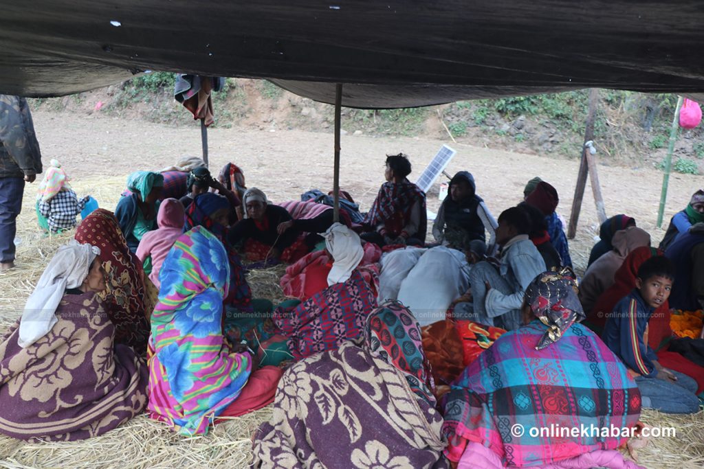 People of the Chiuri village displaced taking shelter under a makeshift tent.