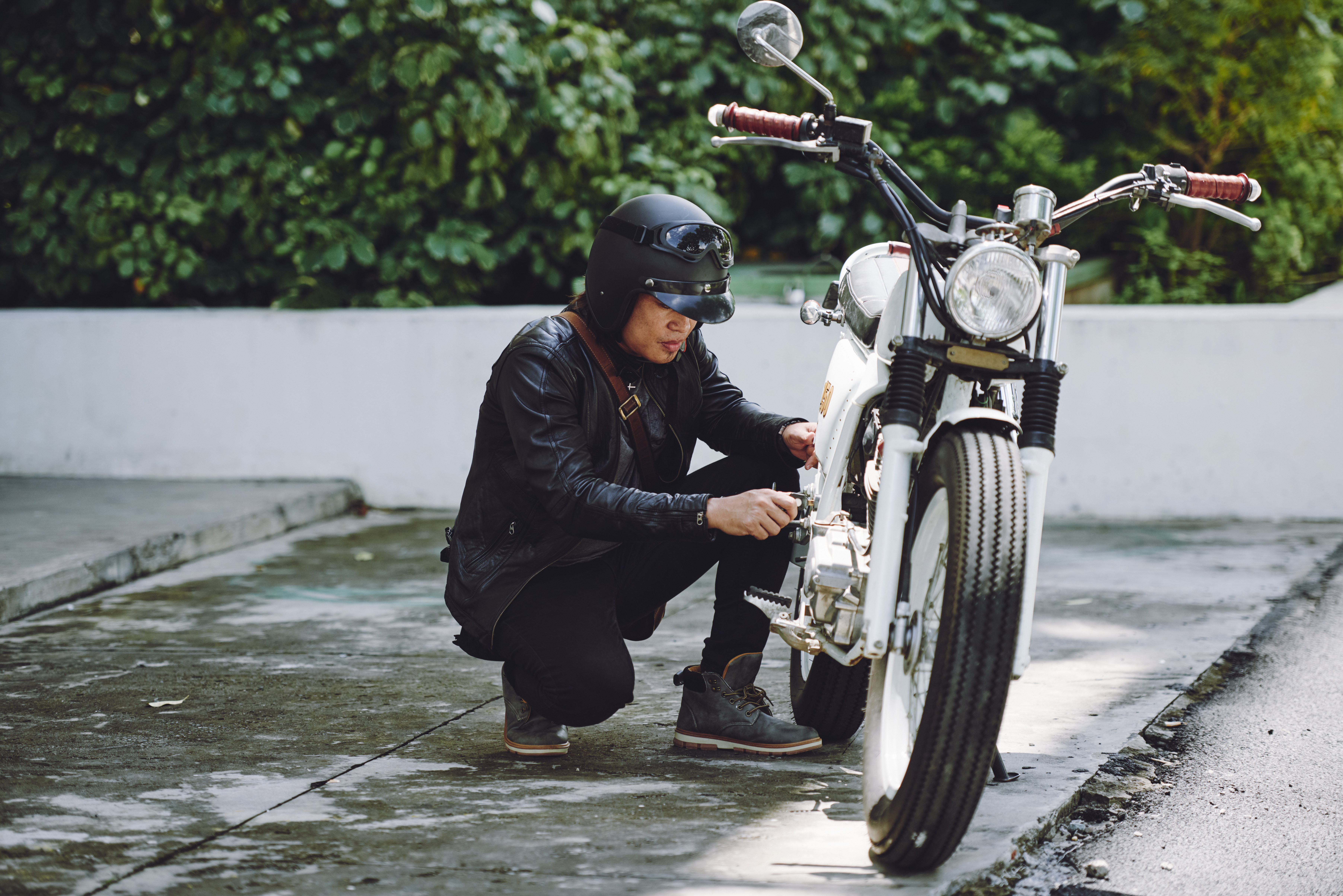 Two-wheeler preparations in winter. Photo: Freepik