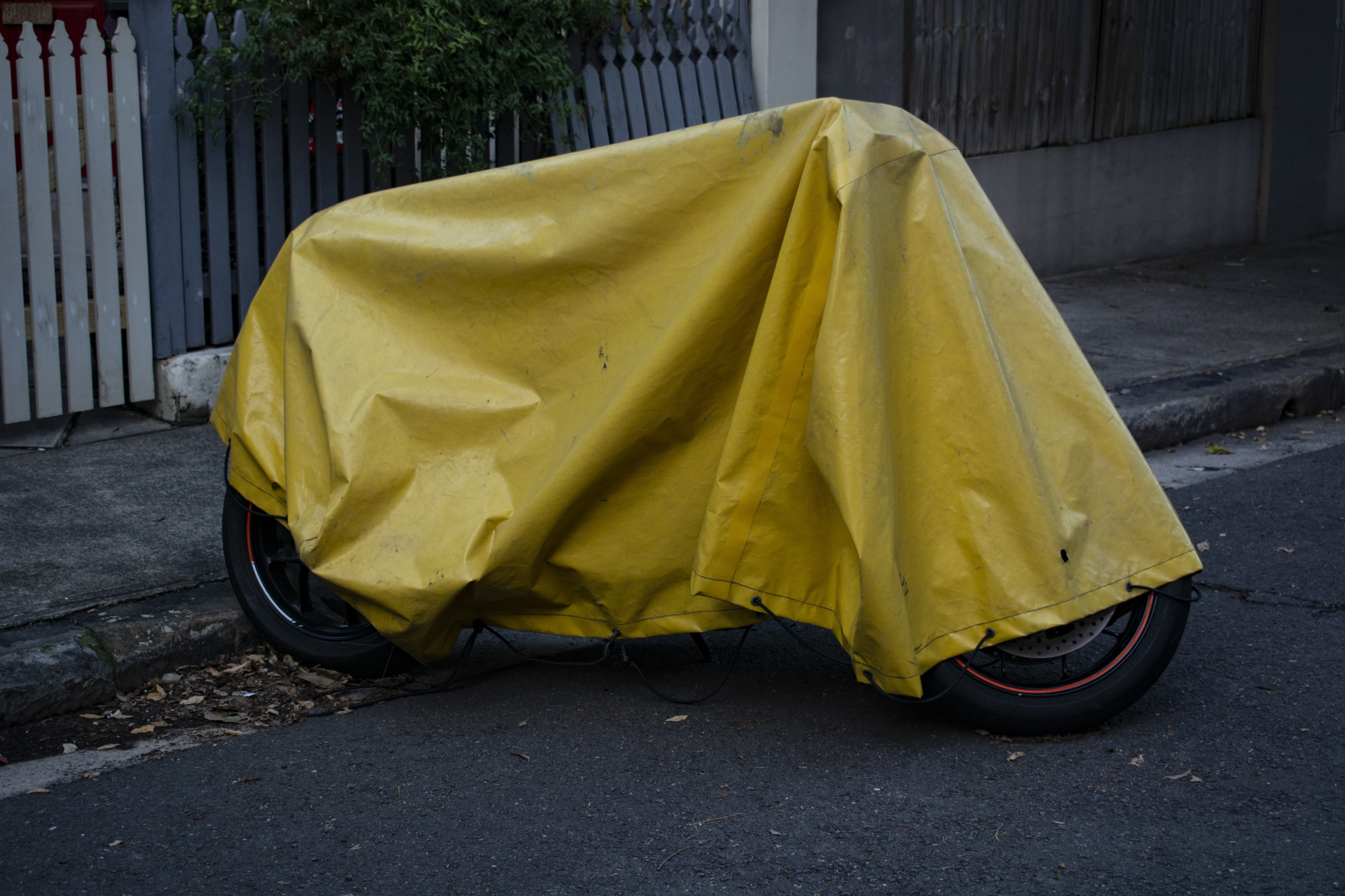 Cover on motorcycle. Photo: Freepik