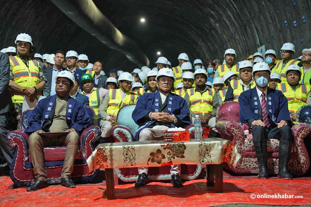 Sofa for the prime minister even inside the tunnel (Photos)