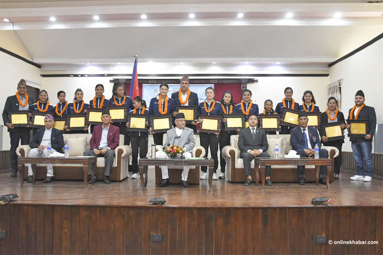 Prime Minister distributes awards to Women’s Volleyball Players