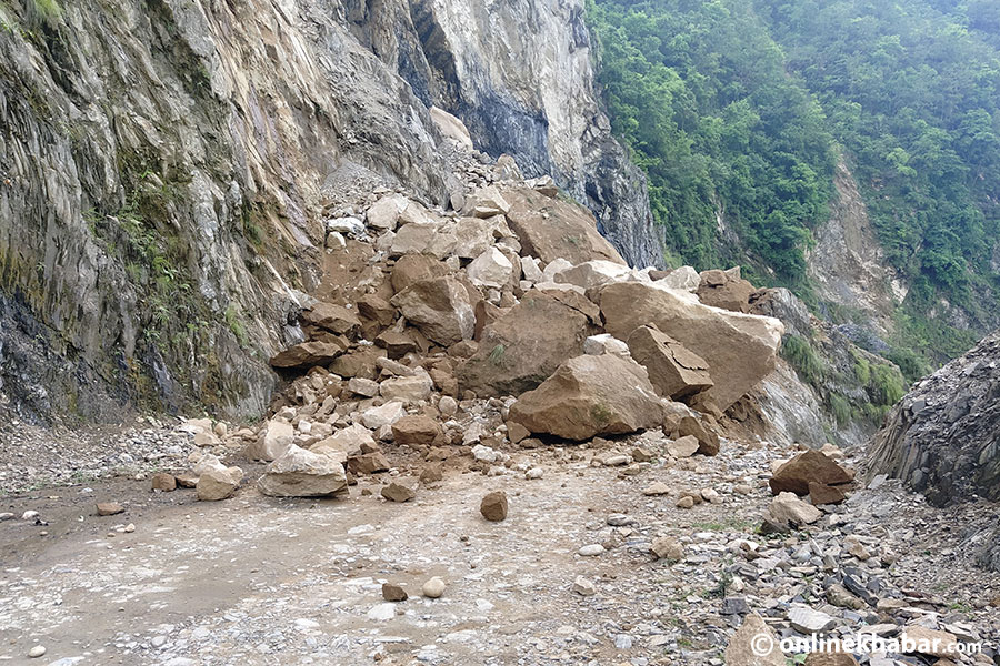 Landslide disrupts traffic on Ridi-Wami road in Gulmi