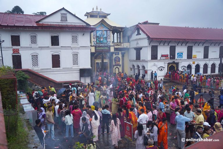 Devotees throng at Pashupatinath on final Monday of Shrawan (Photos)