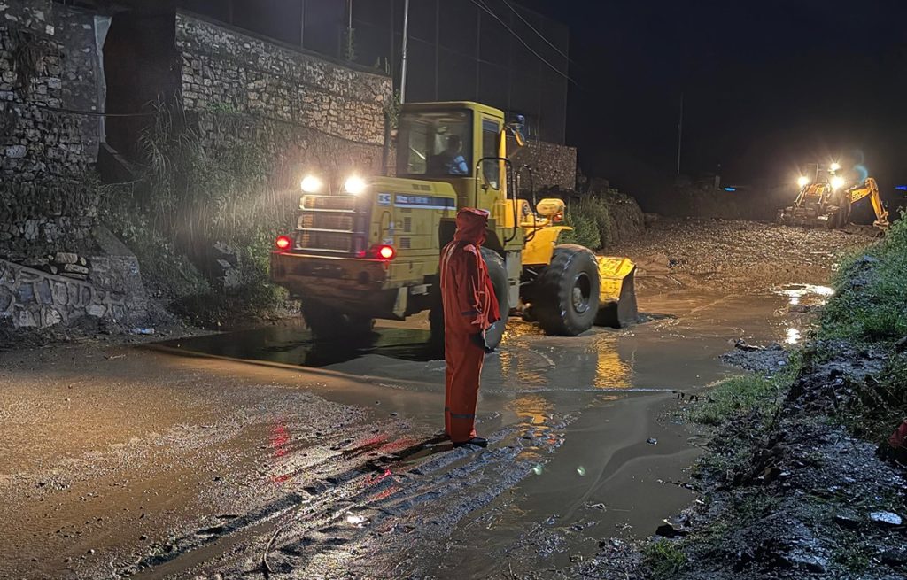 Landslides and mudslides block BP Highway in Kavrepalanchok