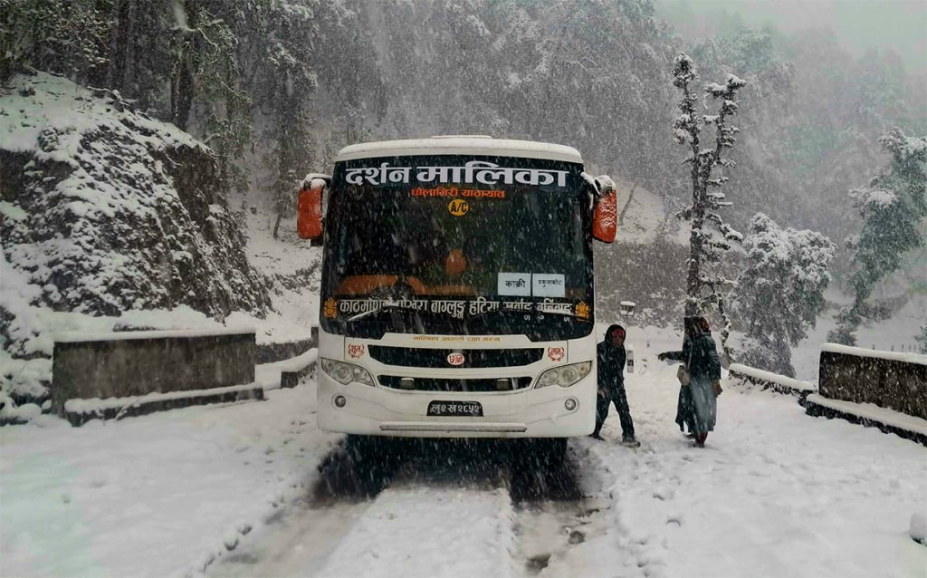 Passengers stranded as heavy snow shuts down Mid-Hill Highway