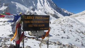 Heavy snowfall blocks Larkya La