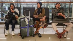 Volcanic eruption strands 170,000 passengers in Indonesia