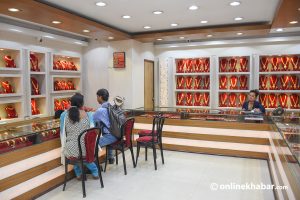 Gold price rises by Rs 2,100 per tola