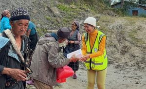 Miss Nepal Deepmala reaches Dhunche and distributes relief materials