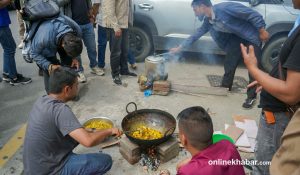 Protesters cook food on the street over lack of gas (photos)