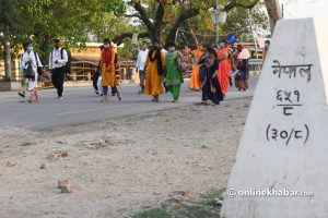 Crowds return home through Jamunaha border point to celebrate Dashain